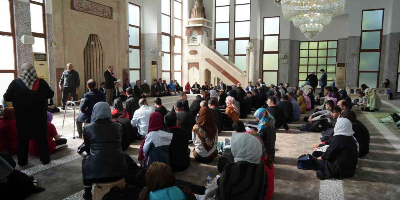 Camiler özel öğrencilerle şenlendi: İlahiler söylendi, ezan okundu