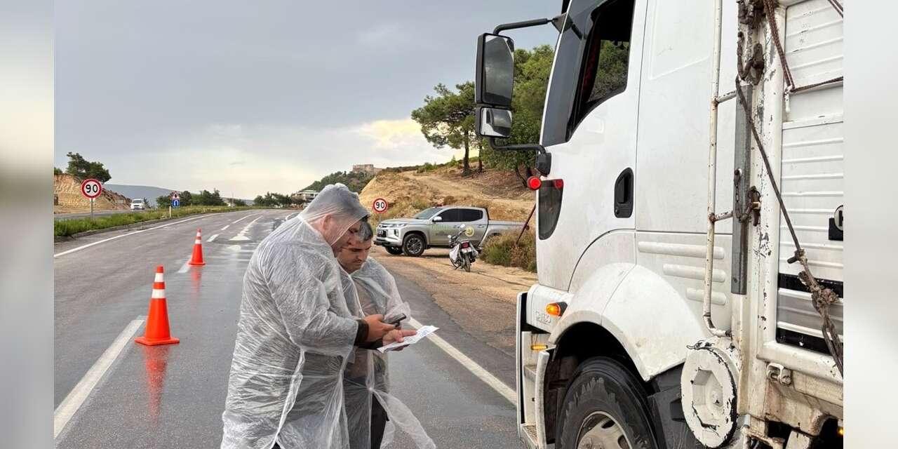 Mersin’de yağışa rağmen orman emvali taşıyan araçlar denetlendi
