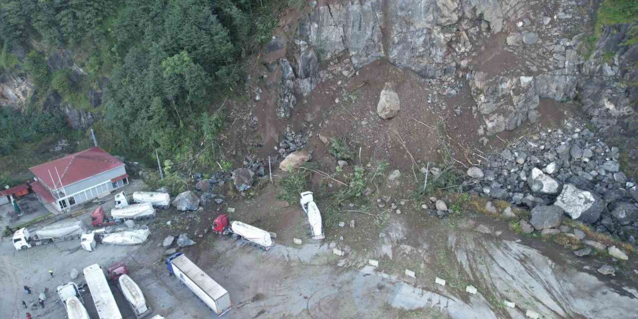 Hopa’da heyelanın yaşandığı tır parkı havadan görüntülendi
