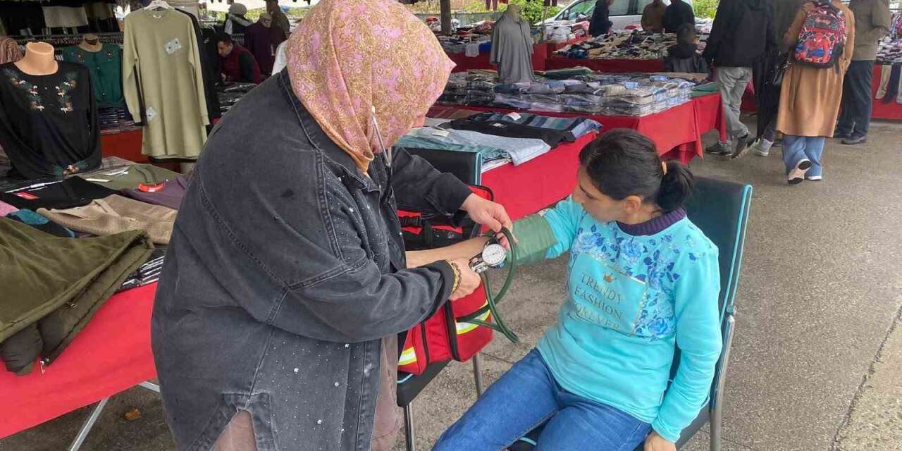 Düzce’de sağlıkçılar pazara indi