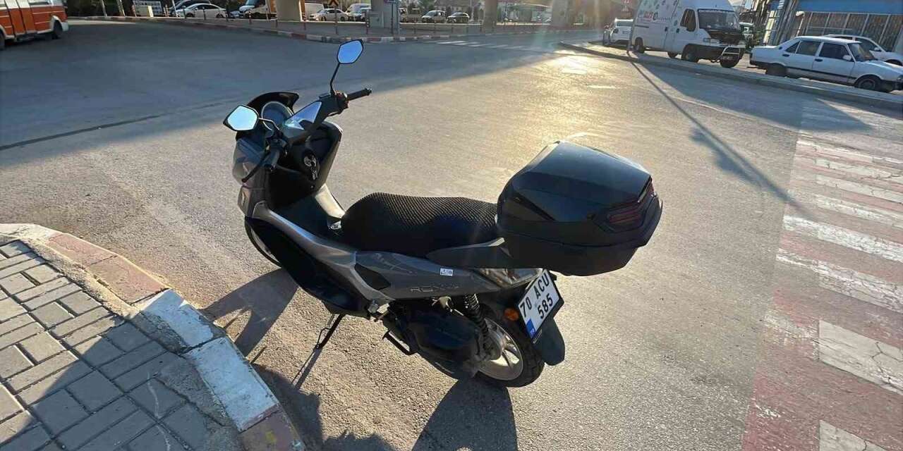 Kırmızı ışıkta duran motosiklete otomobil çarptı: 1 polis yaralandı