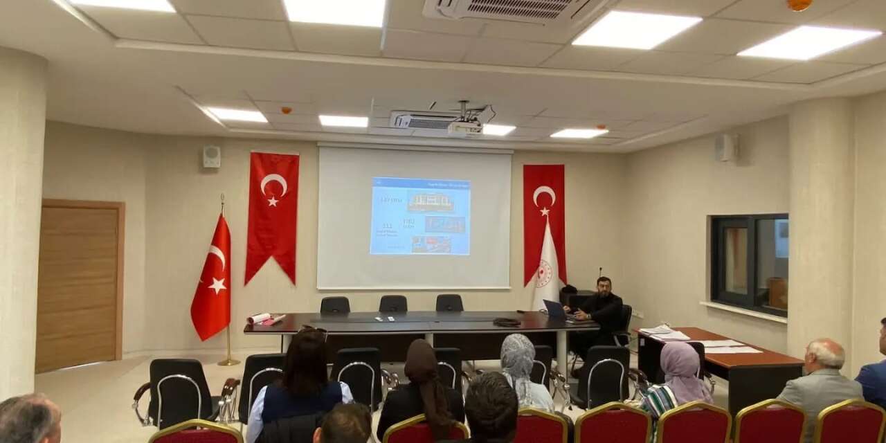 Altıntaş’ta okul idarecileri ve rehber öğretmenlere sosyal destek modeli anlatıldı