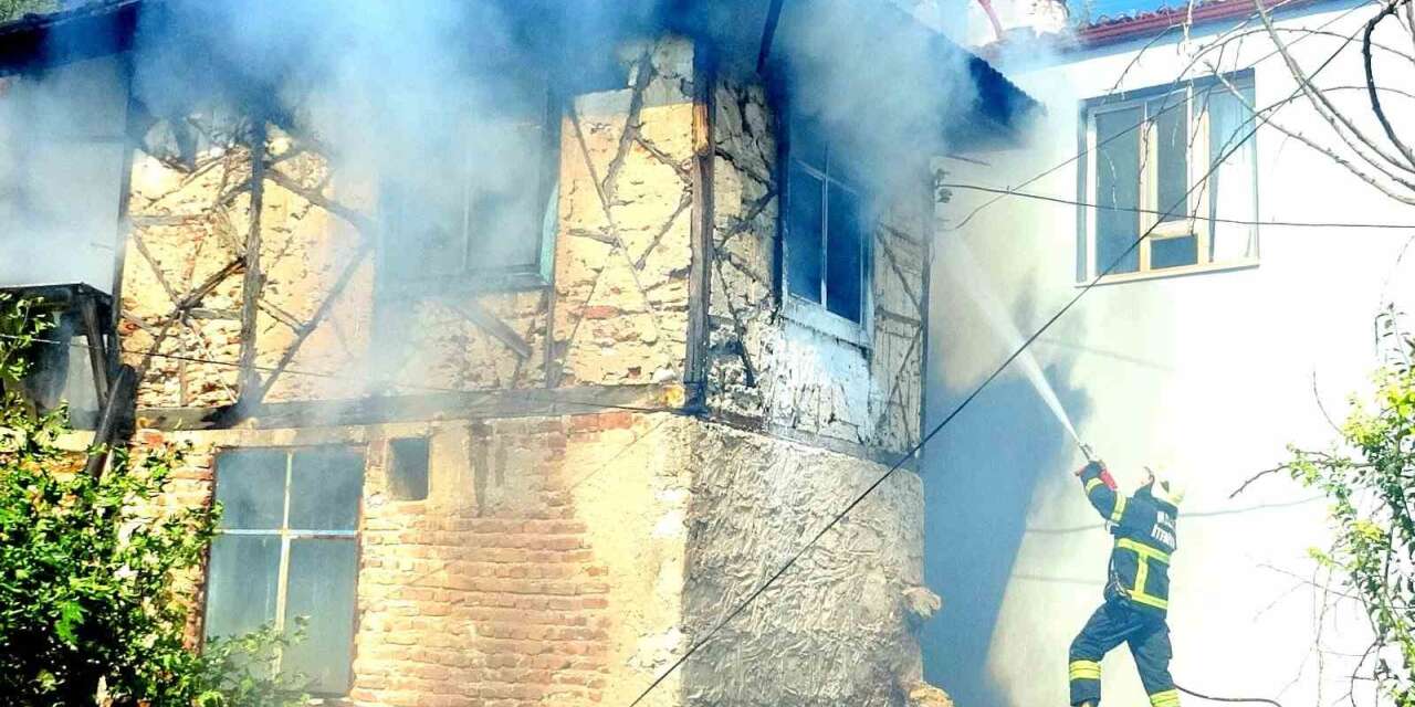 Muğla’da metruk binada yangın paniği