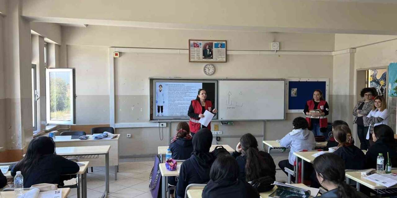 Düzce’de öğrencilere Kızılay haftası bilgilendirmesi
