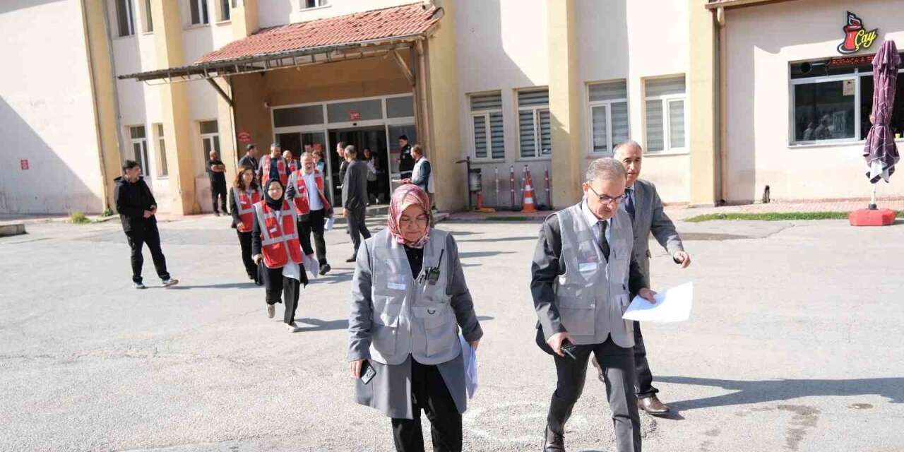 Sivas Cumhuriyet Üniversitesi hastanesinde afet tatbikatı gerçeğini aratmadı