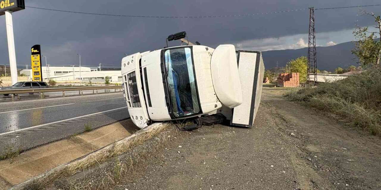 Kastamonu’da devrilen kamyondaki 2 kişi yaralandı