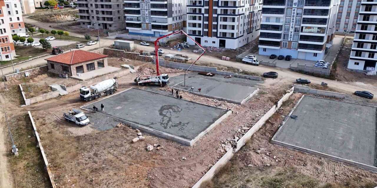 Akdağmadeni’nde 100. Yıl Spor Kompleksi inşa çalışmaları tüm hızıyla devam ediyor