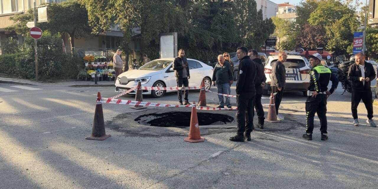 Beşiktaş’ta ana caddede yol çöktü, trafik aksadı