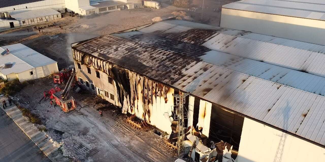 Fabrika yangını büyümeden söndürüldü