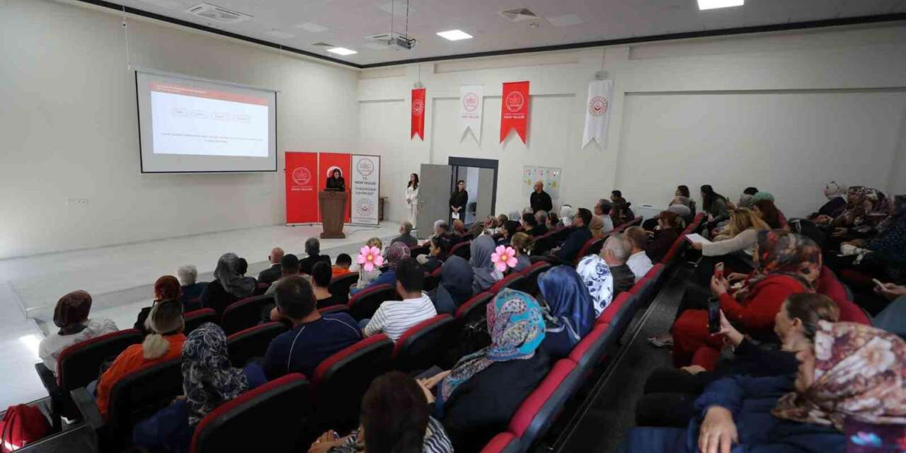 Hatay’da koruyucu ailelere çocuklarla iletişim eğitimi verildi