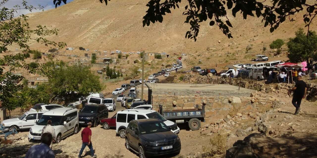 7 asırlık gelenek sürüyor: Şeyh Bube Türbesine binlerce kişilik ziyaretçi akını