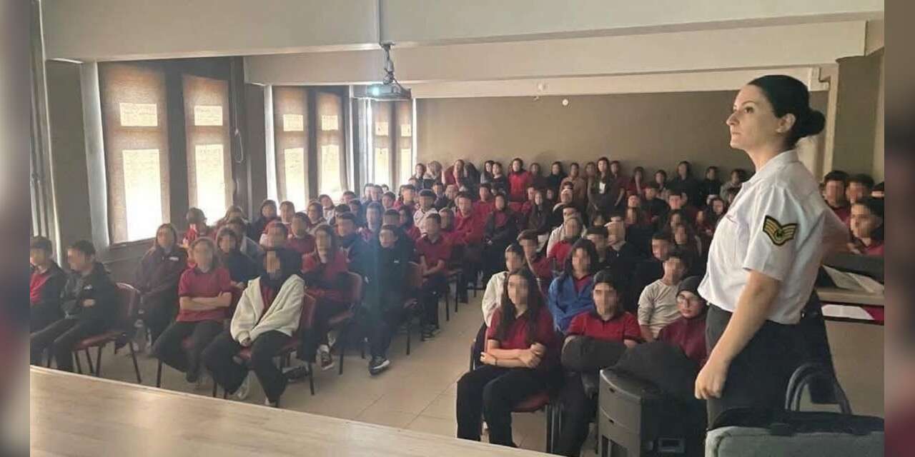 Manisa’da jandarmadan öğrencilere ‘Siber Zorbalık’ semineri