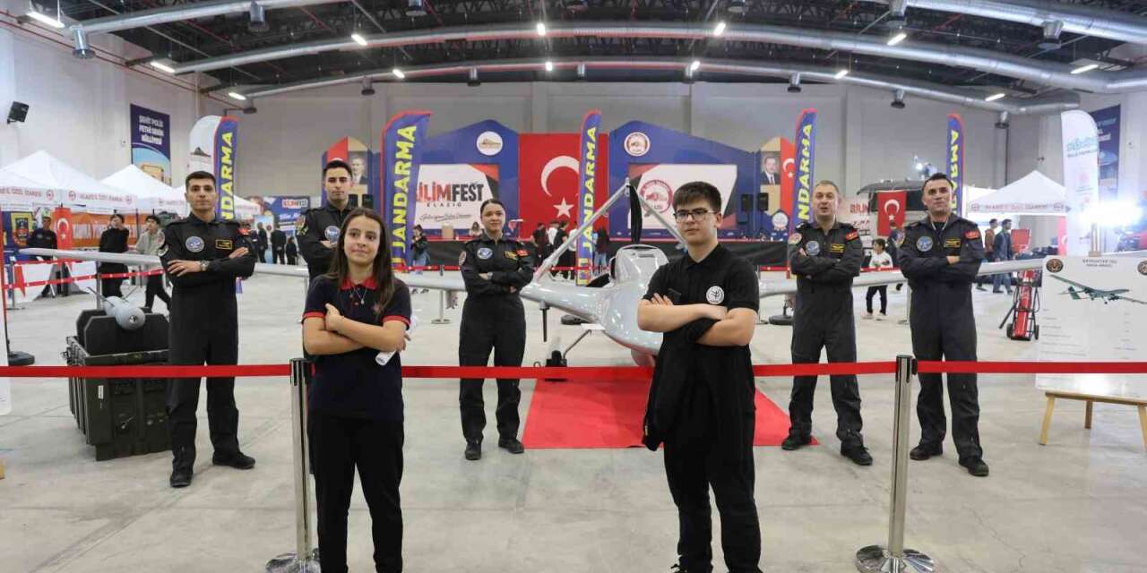 Öğrencinin Bayraktar TB2 SİHA heyecanı ve sevinci kameralara yansıdı