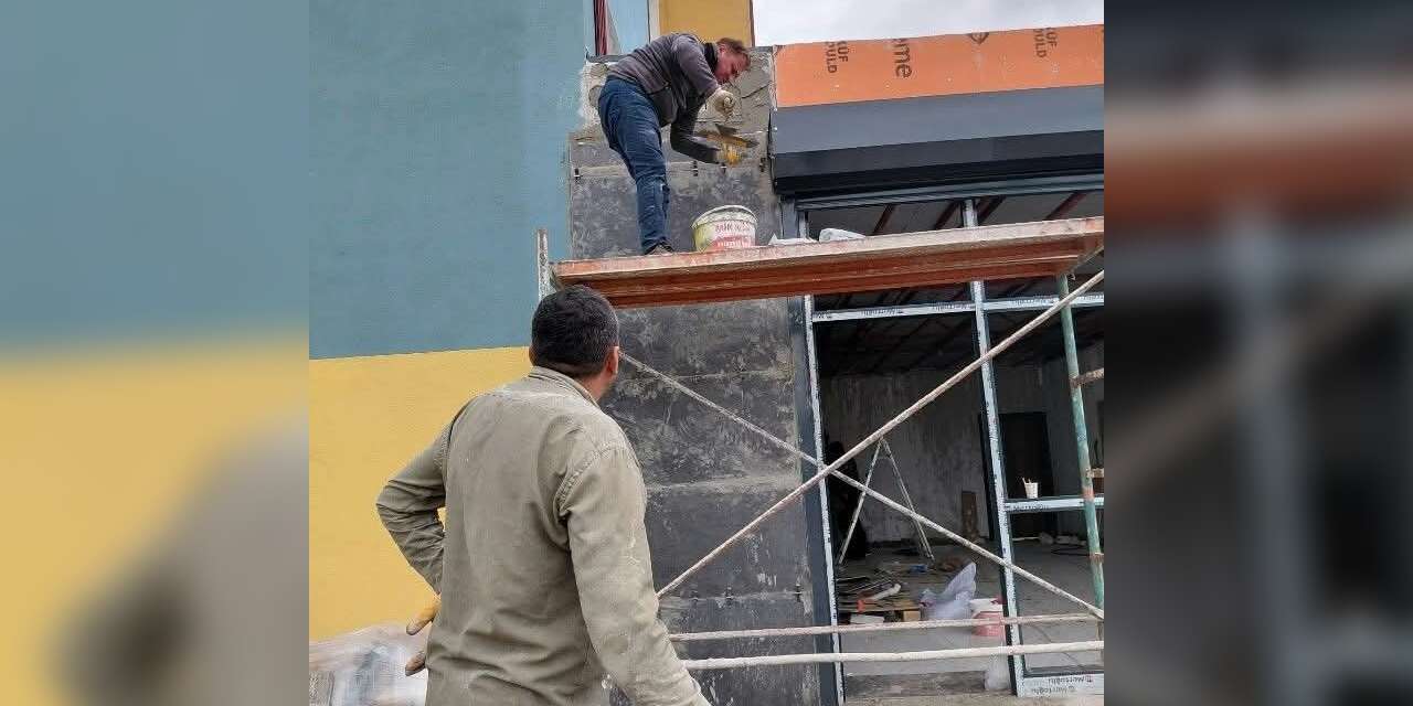 Ustaları beklemeden kendi tulumu giyerek okulu güzelleştirdi