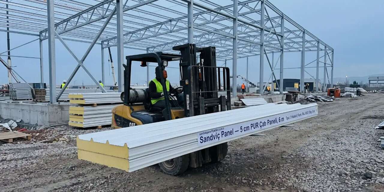 Kars’ta Ahır ve Ağıl Çatısı İçin Sandviç Panel Fiyatları ve Çatı Sacı Seçimi