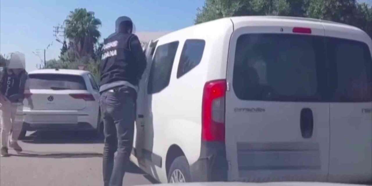 Torbacıların aracının önünü kestiler: 9 kilo skunk ele geçirildi