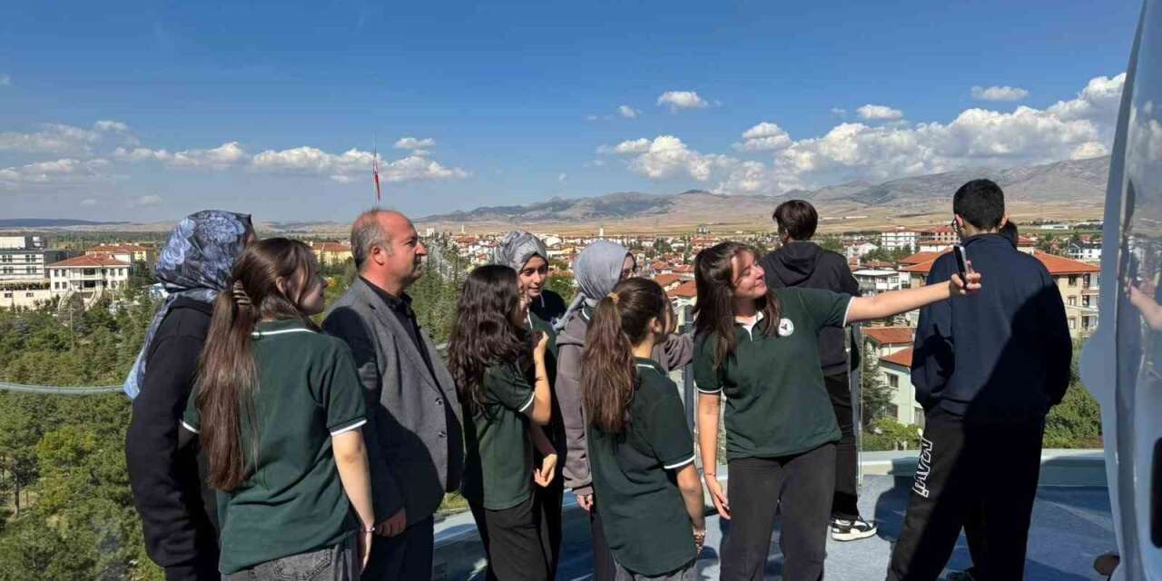 Gençlerin bilim ve uzay merakı gözlemevinde buluştu