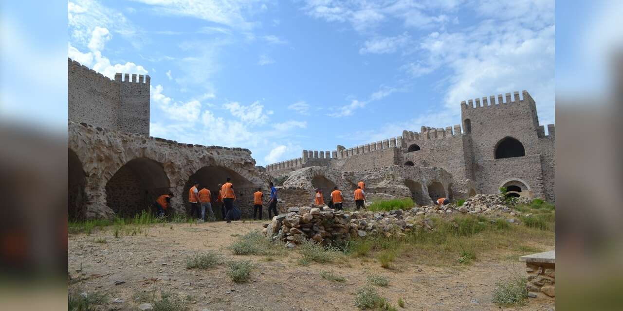 Anamur’da hükümlüler tarihi mekânlarda çevre temizliği yaptı