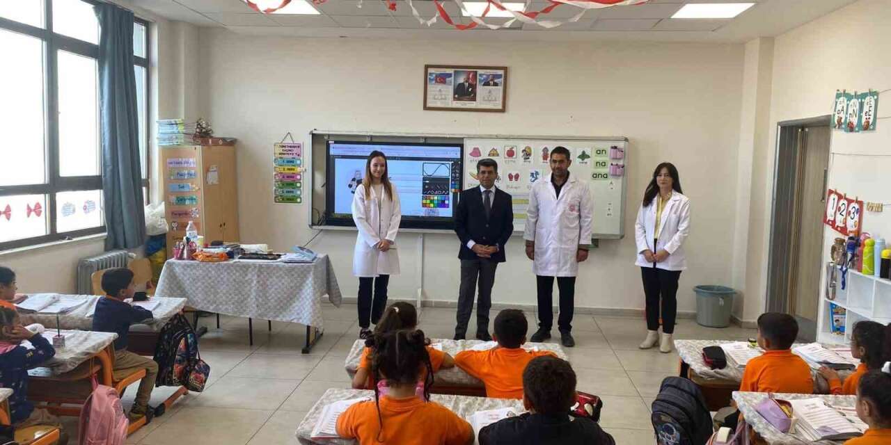İdil Milli Eğitim Müdürü Arslan, sınıflarda öğrencilerin taleplerini dinledi