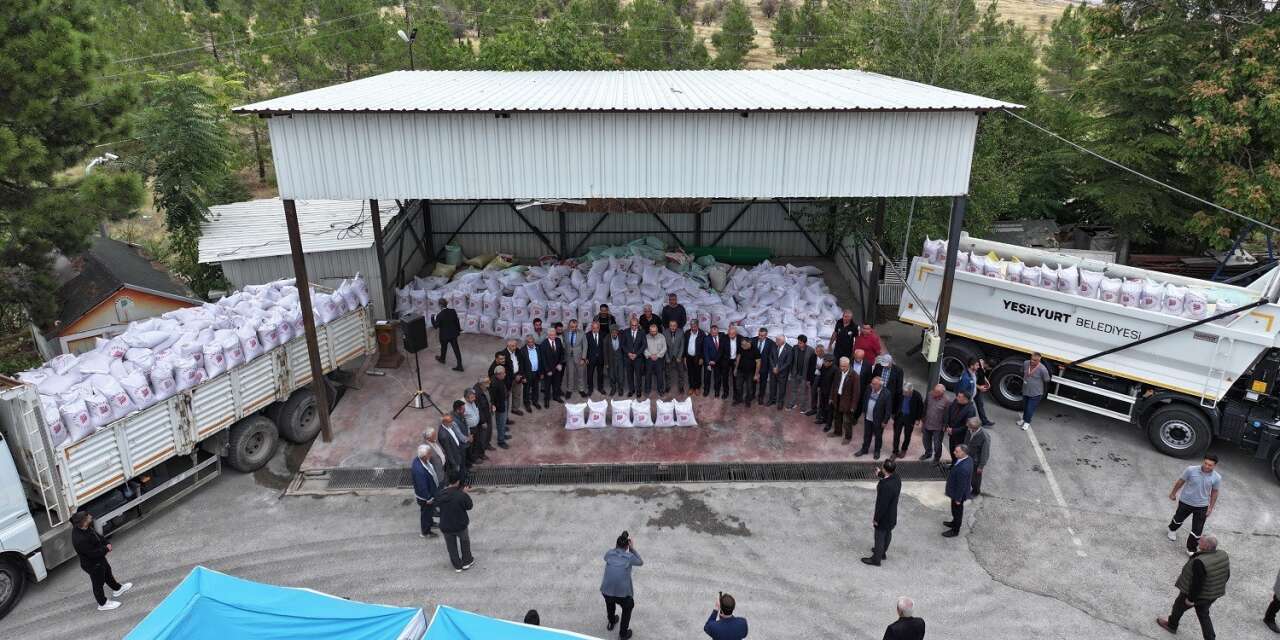 Yeşilyurt Belediyesi’nden üreticilere 60 ton arpa desteği