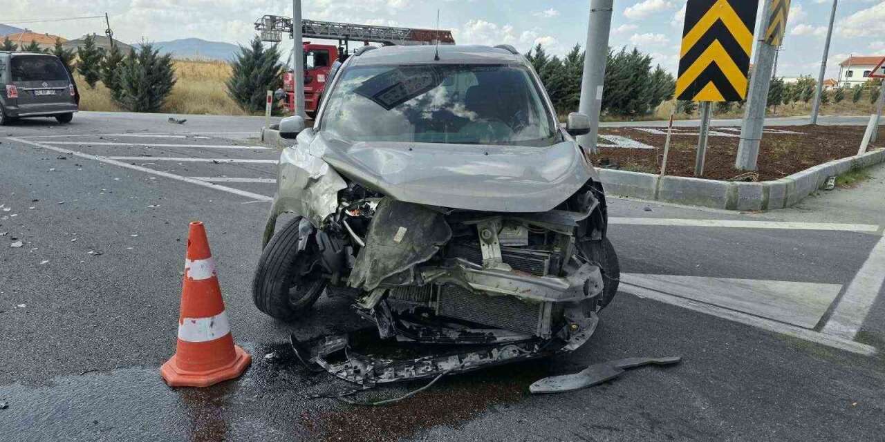 Afyonkarahisar’da trafik kazası:1 ölü 2 yaralı