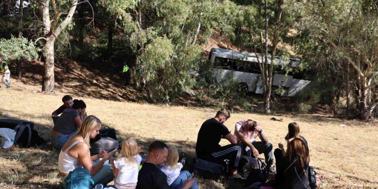 Turistleri taşıyan otobüs şarampole uçtu: 2 ölü 9 yaralı
