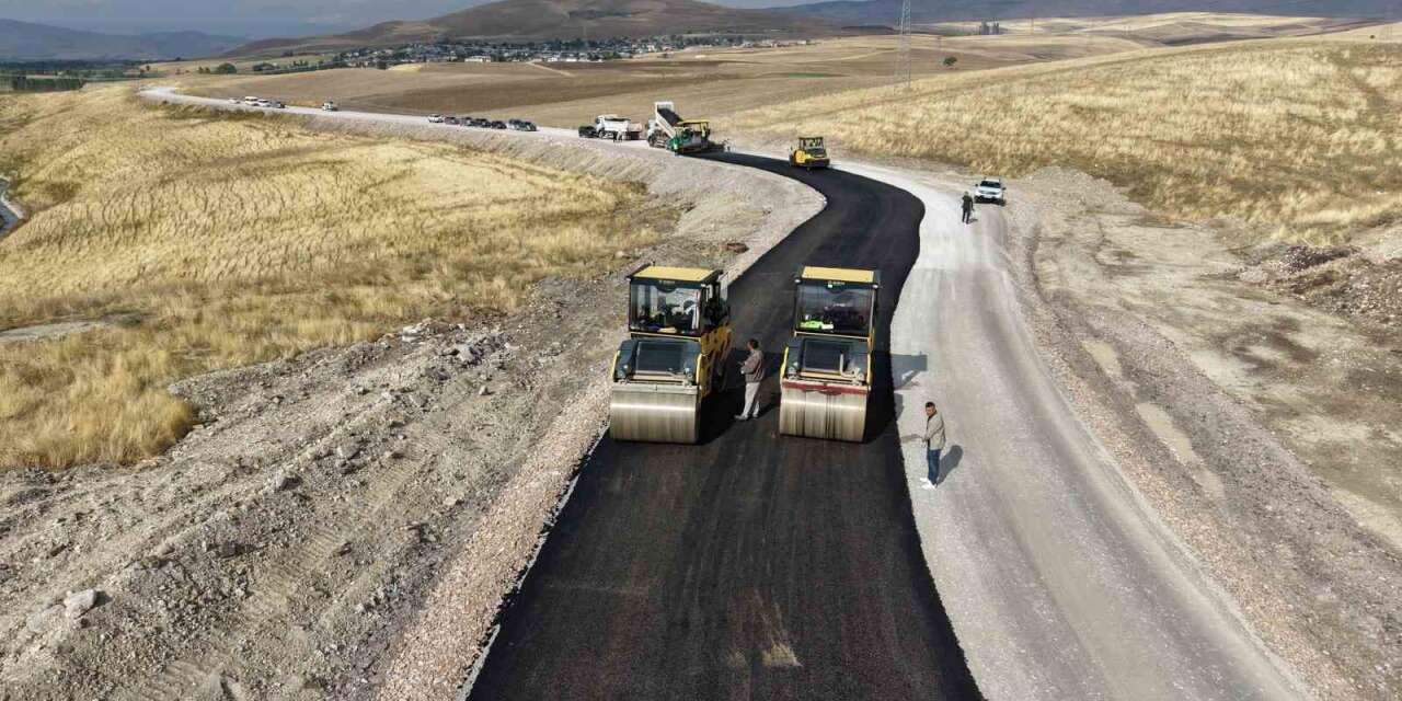 Muş’ta köy yollarında asfalt çalışmaları sürüyor
