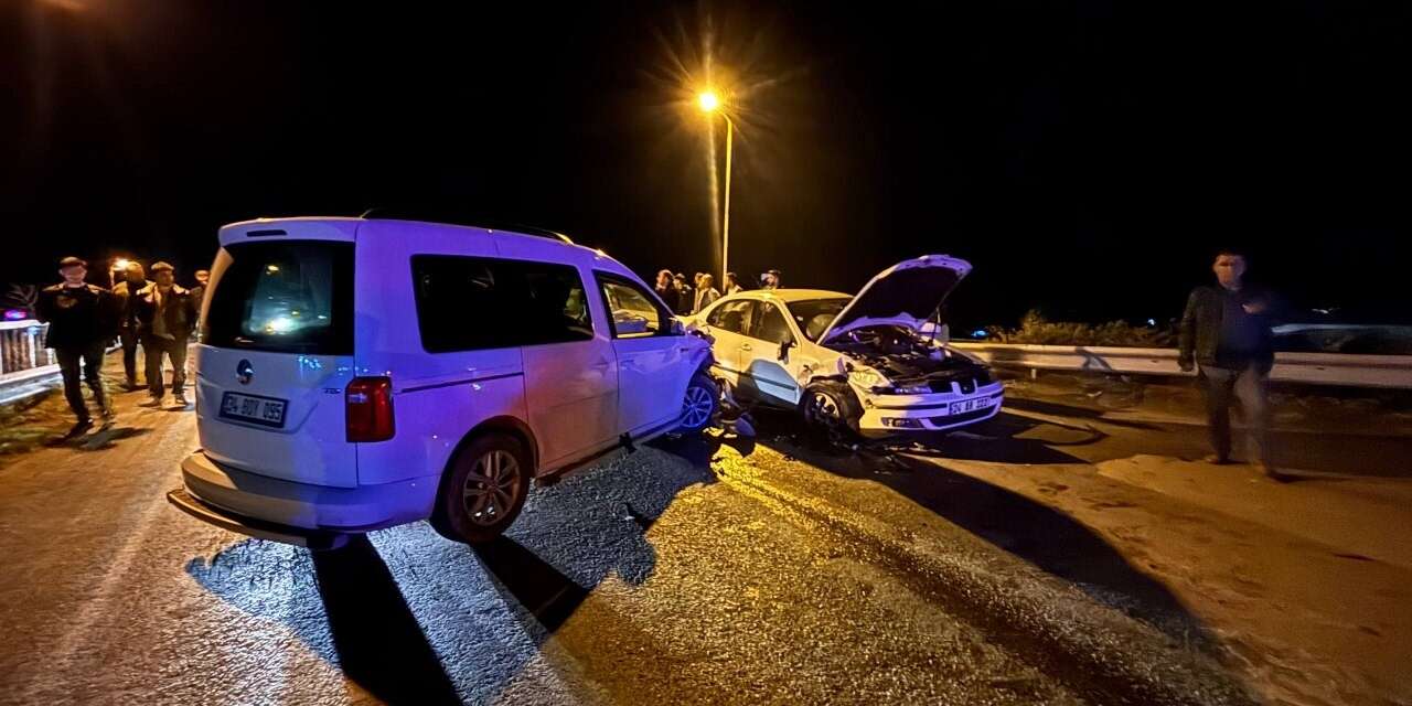 Erzincan’da hafif ticari araç ile otomobil çarpıştı: 2 yaralı