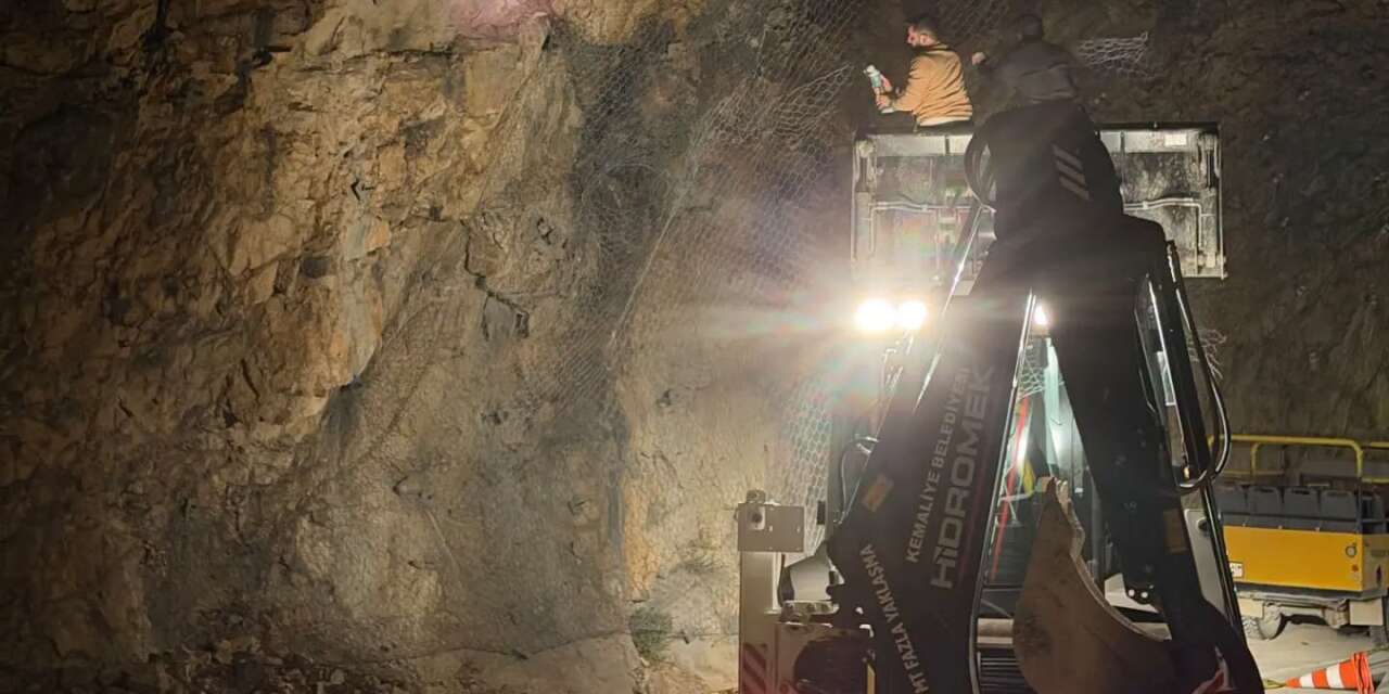 Kemaliye Taş Yolu’nda kaya düşmesine müdahale edildi