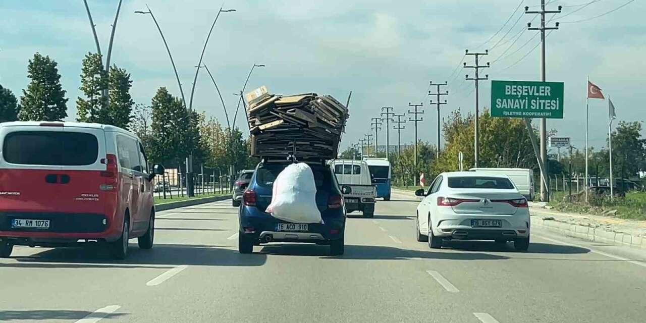 Bursa’da otomobilin üzerine yüklediği kartonlarla trafikte ilerledi