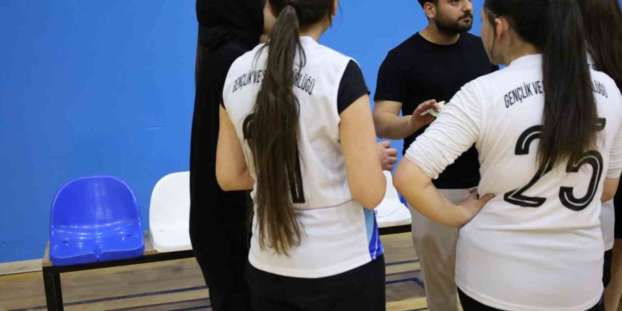 Ağrı ve Van’ın kız çocukları voleybol sahasında buluştu