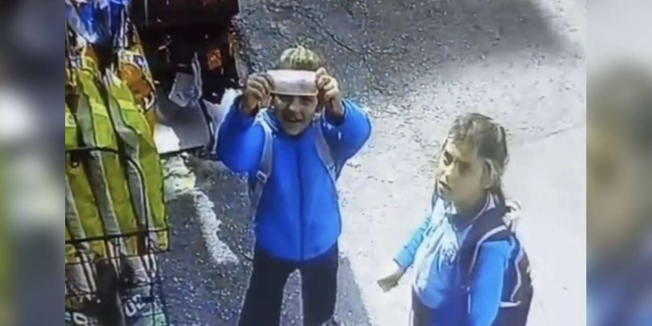 İki öğrencinin örnek davranışını kamera böyle görüntüledi