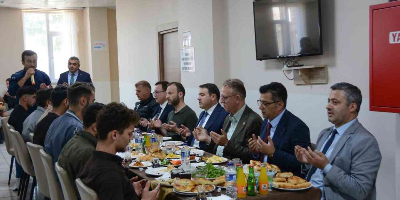 Vali Işın, öğrencilerle kahvaltıda buluştu