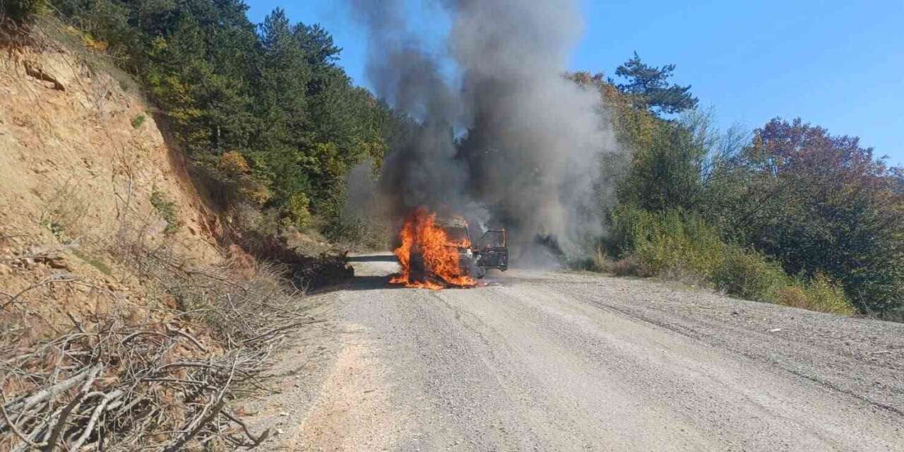 Bilecik’te seyir halindeki otomobil alev aldı