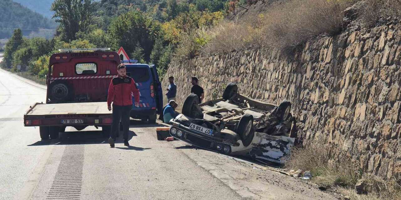 İstinat duvarına çarpan otomobil ters döndü : 3 yaralı