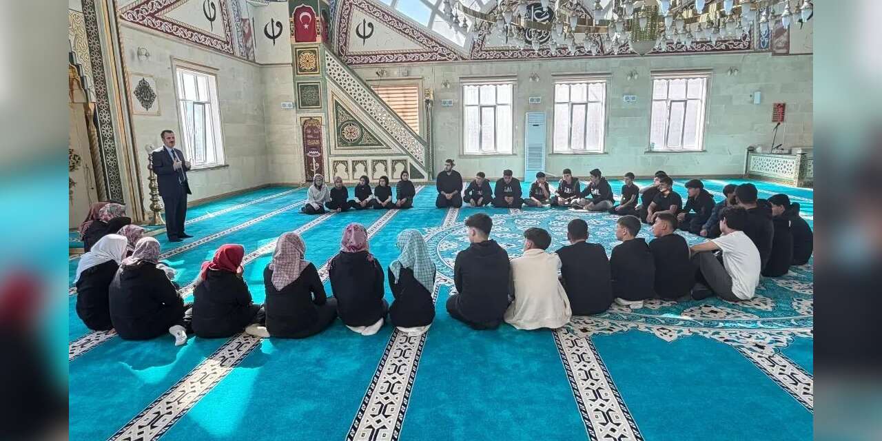 Selendi’de gençler cami çatısı altında buluştu