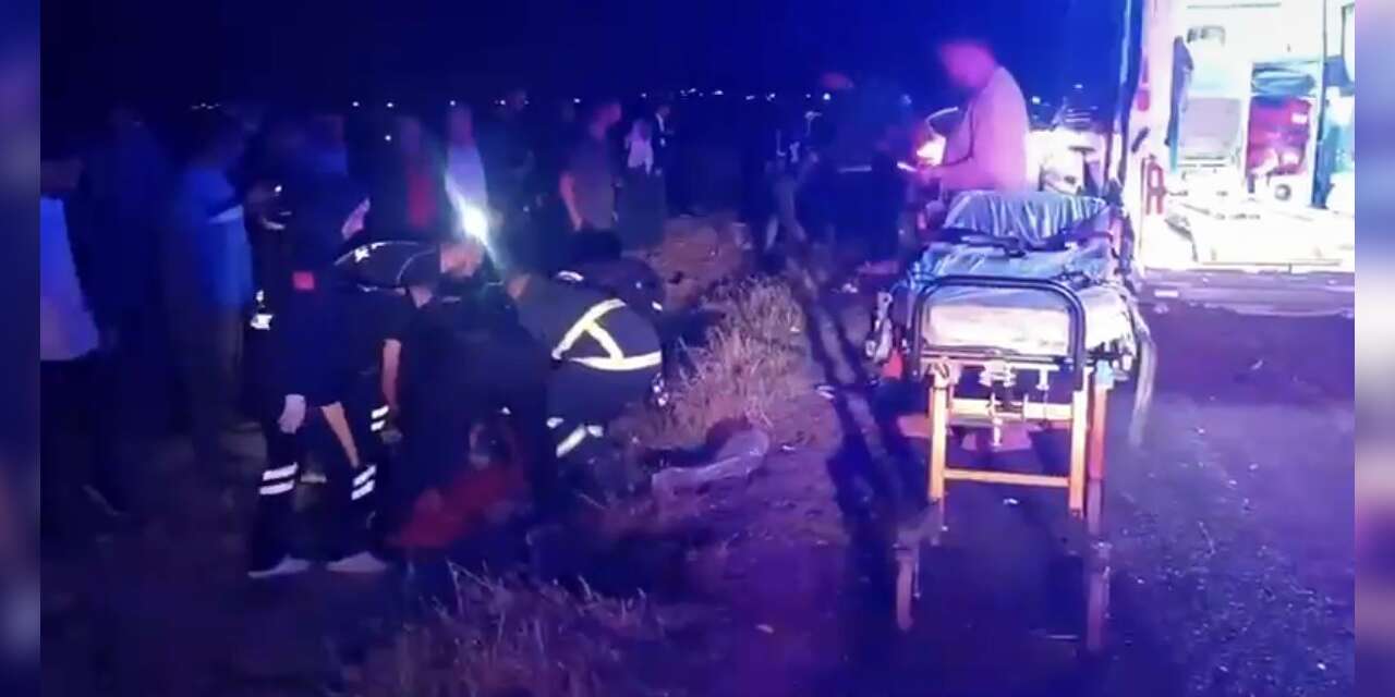 Mardin’de otomobil motosikletle çarpıştı: 1’i ağır 2 yaralı