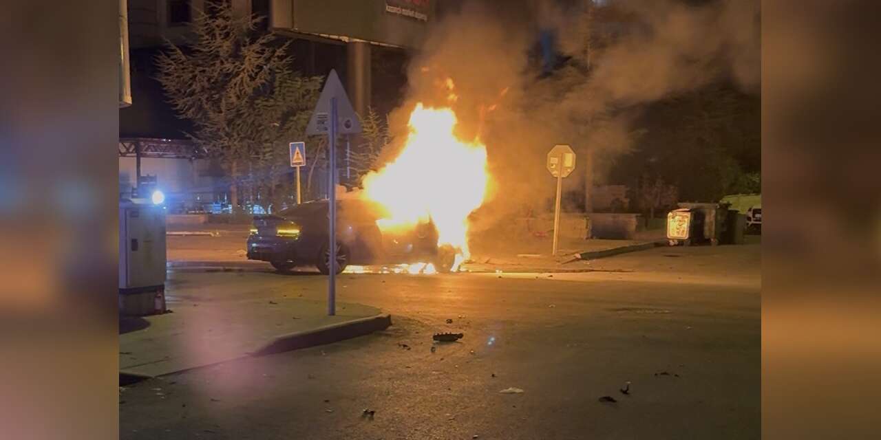 Kayseri’de park halindeki otomobile ve ağaca çarpan otomobil alev aldı: 1’i ağır, 2 yaralı