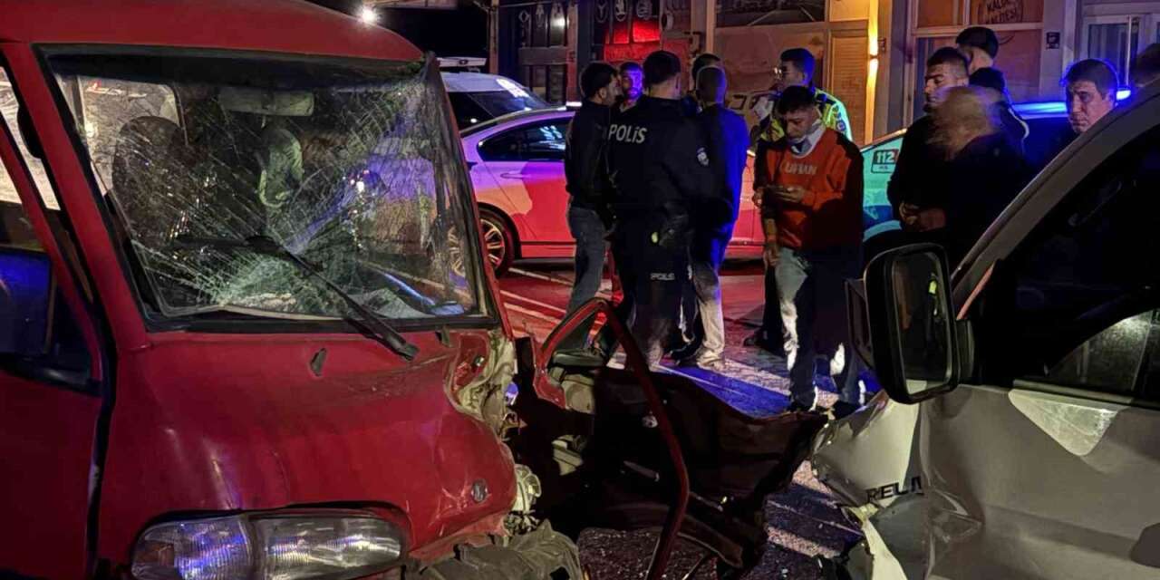 Pikapla kafa kafaya çarpışan kamyonet sürücüsü araçta sıkıştı: 2 yaralı