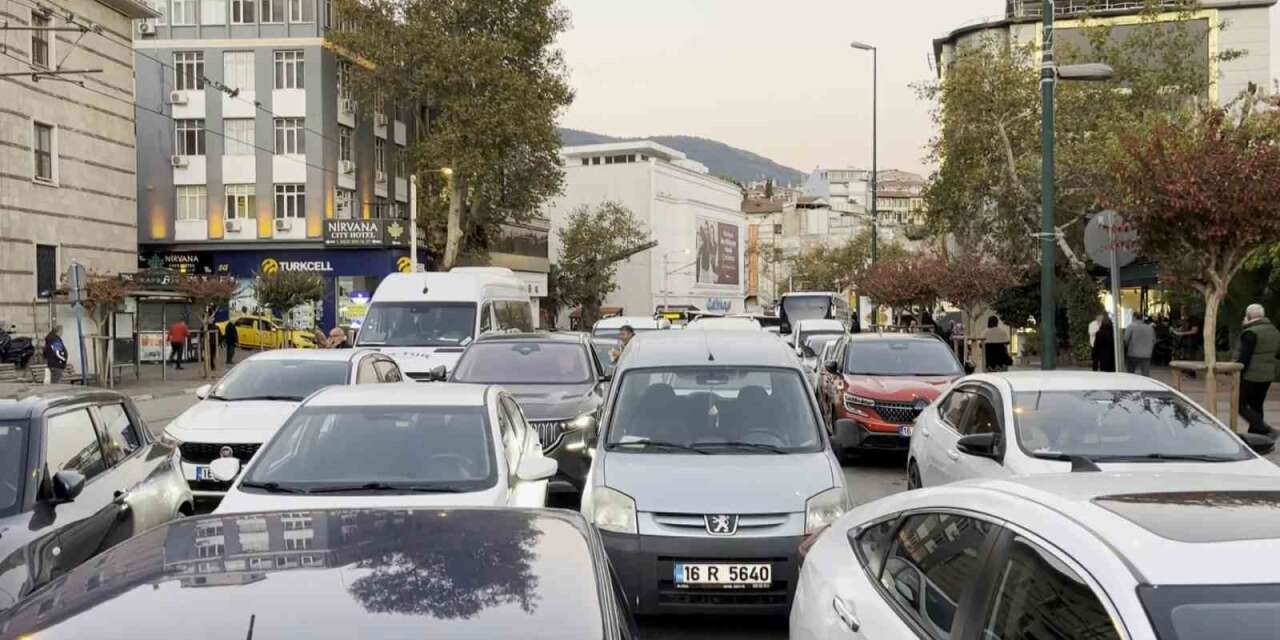 Bursa’da sabah namazı yoğunluğu: Trafik tek şeride düştü