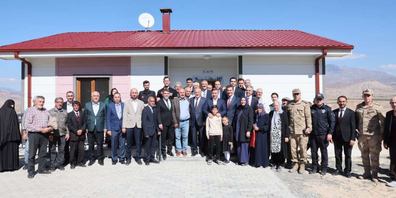 AFAD konutlarının anahtarları hak sahibi ailelere teslim edildi