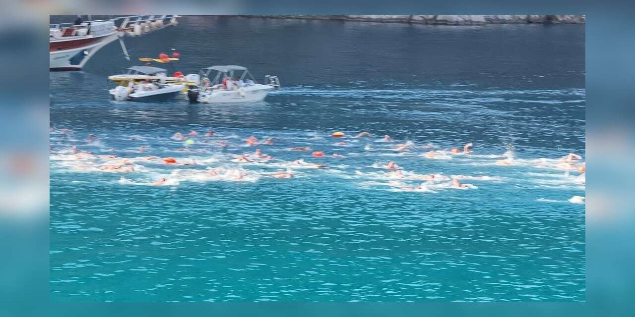 Fethiye’de bin 600 sporcu Ölüdeniz’e kulaç attı