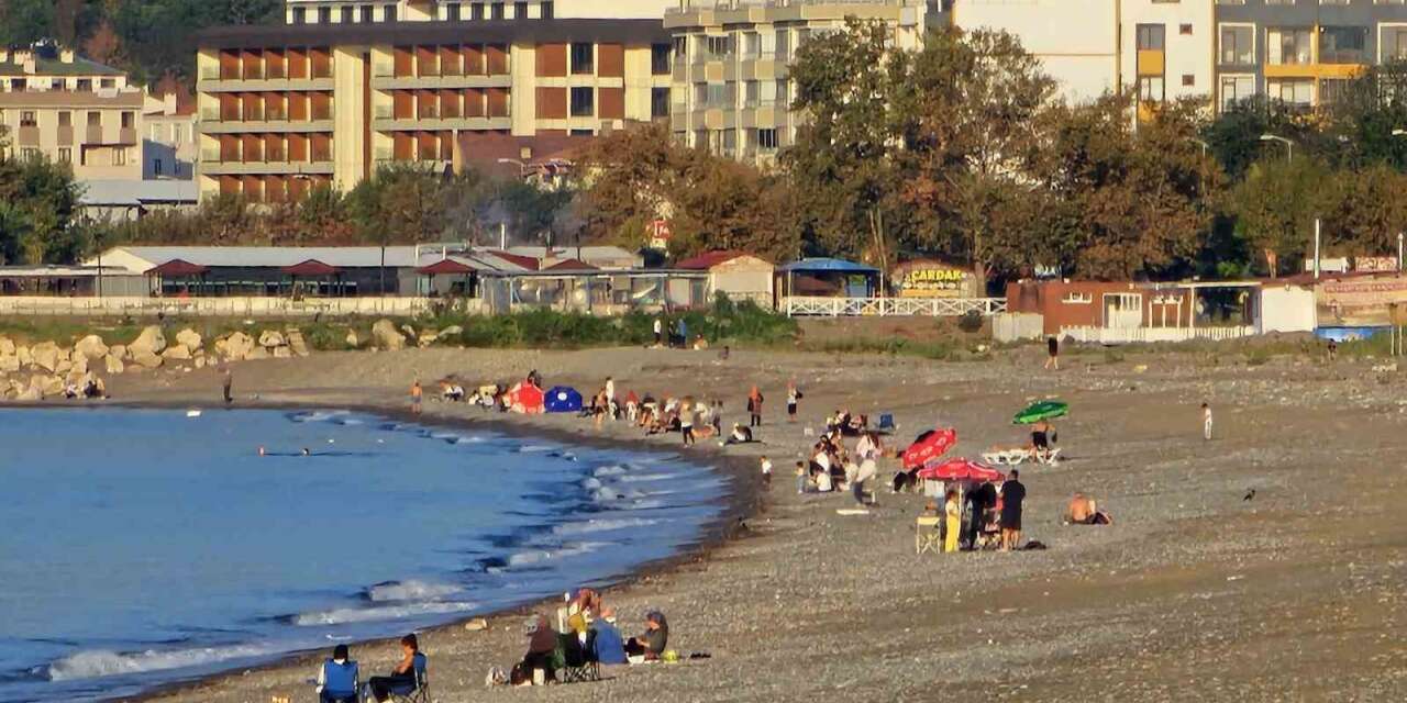 Kastamonu’da vatandaşlar yazdan kalma günün tadını sahilde çıkardı