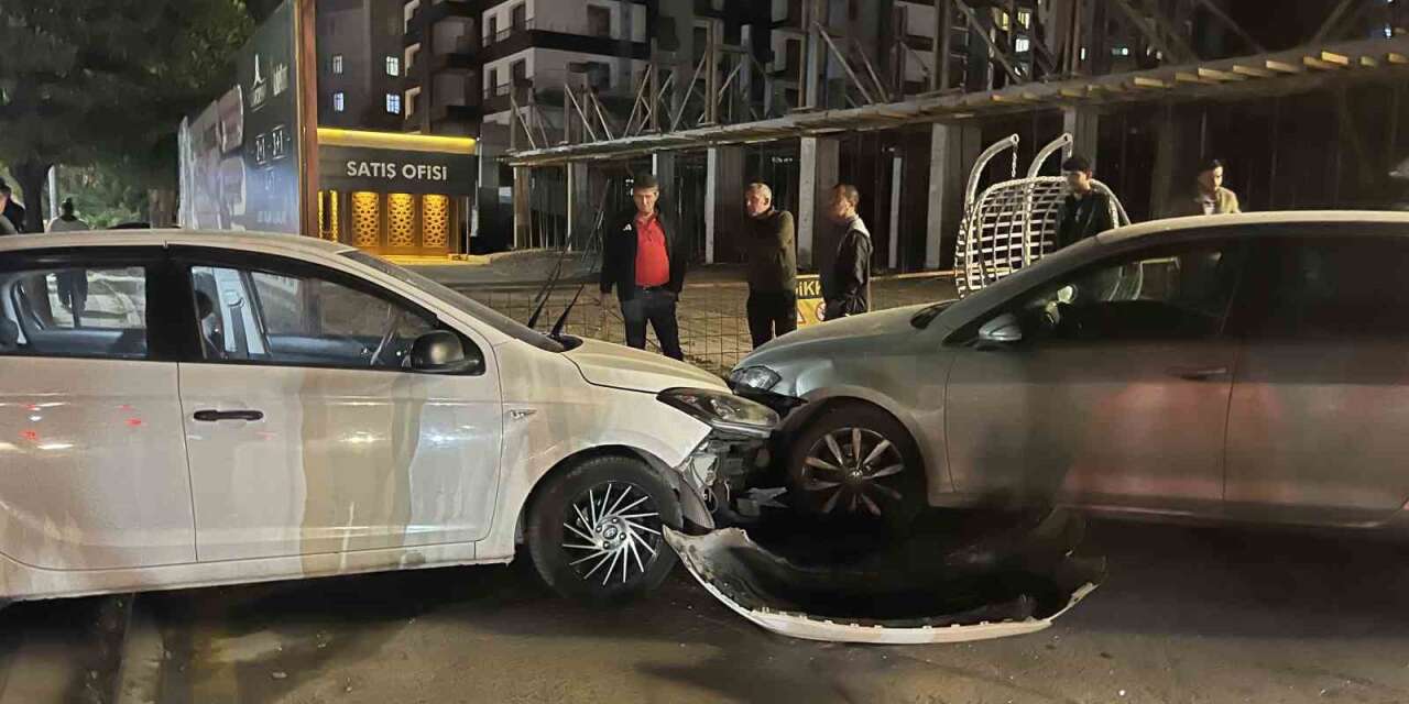 Niğde’de otomobil direğe ve park halindeki araca çarptı: 1 yaralı