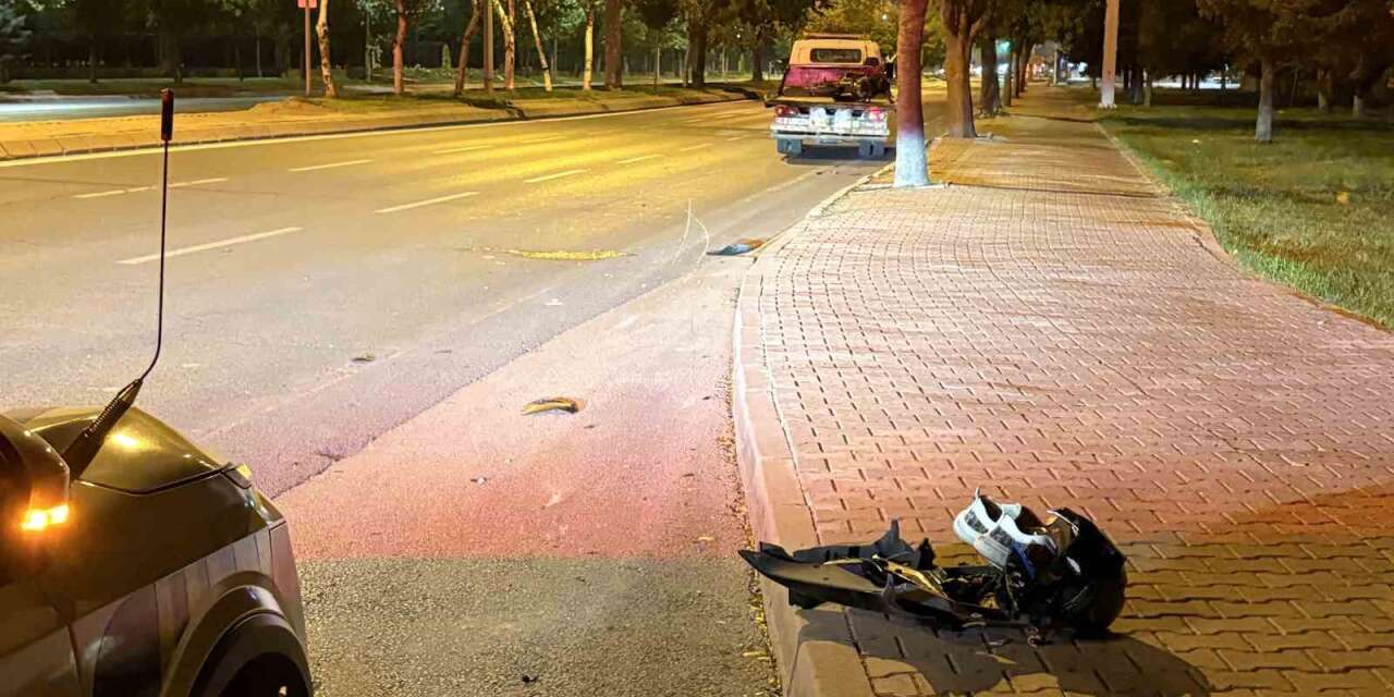 Kayseri’de otomobile ve trafik levhasına çarpan motosiklet sürücüsü 50 metre sürüklendi: 1 ağır yaralı