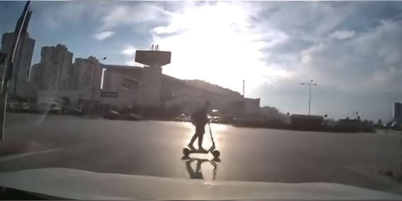 Bursa’da ışık ihlali yapan scooter sürücüsü kazadan kıl payı kurtuldu