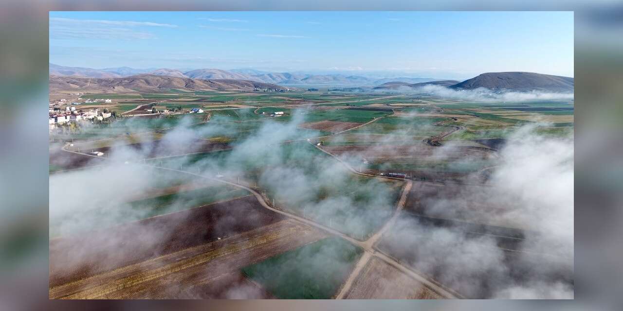 Demirözü’nde sis bulutları ovaya yayıldı