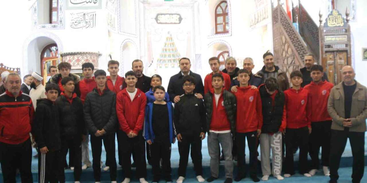 Kütahya Ulu Camii’nde aileler sabah namazında buluştu