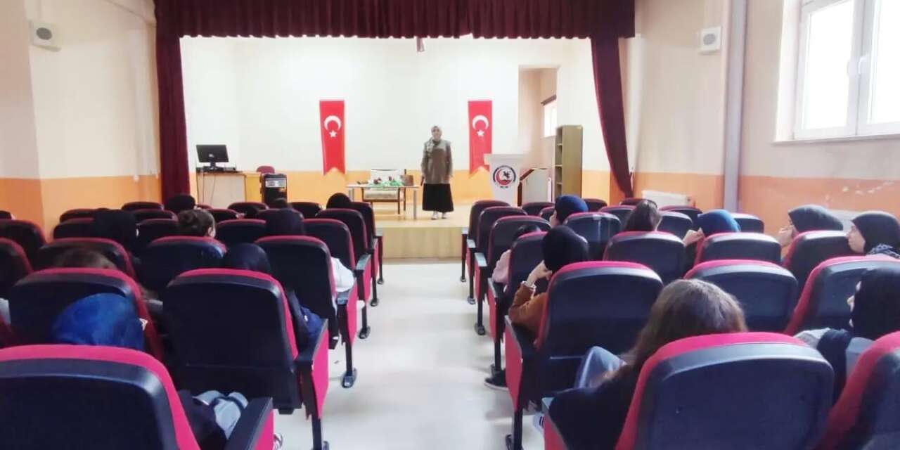 Bayburt’ta gençlere aile ahlakı anlatıldı