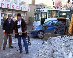 Çalışan gazeteciler kepçeye kar attı